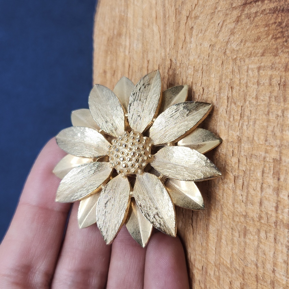 Vintage Sarah Coventry‎ Gold Tone Sunflower Brooch Earrings Set - Picture 2 of 9